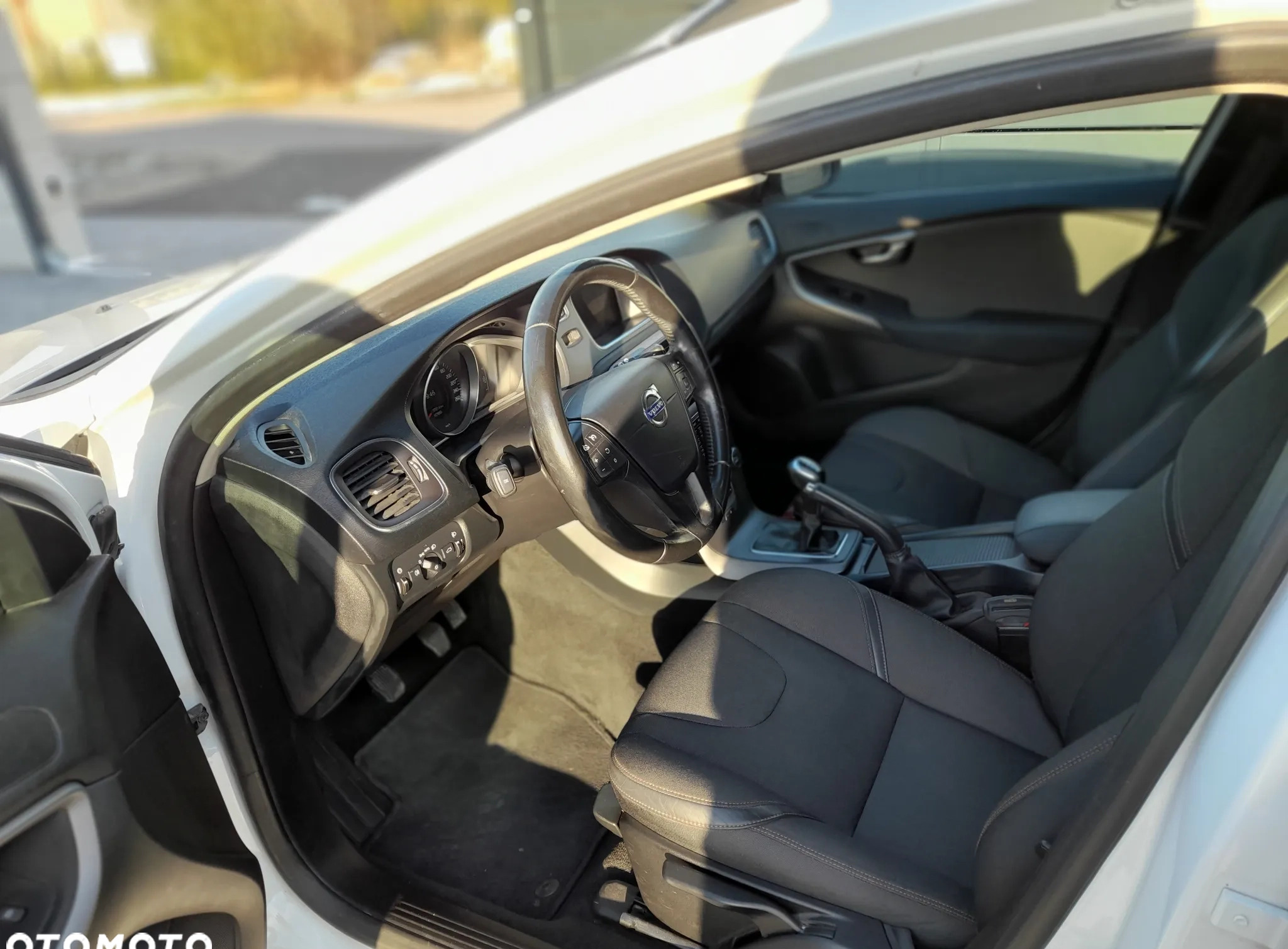 Volvo V40 cena 44900 przebieg: 158000, rok produkcji 2015 z Wołomin małe 172